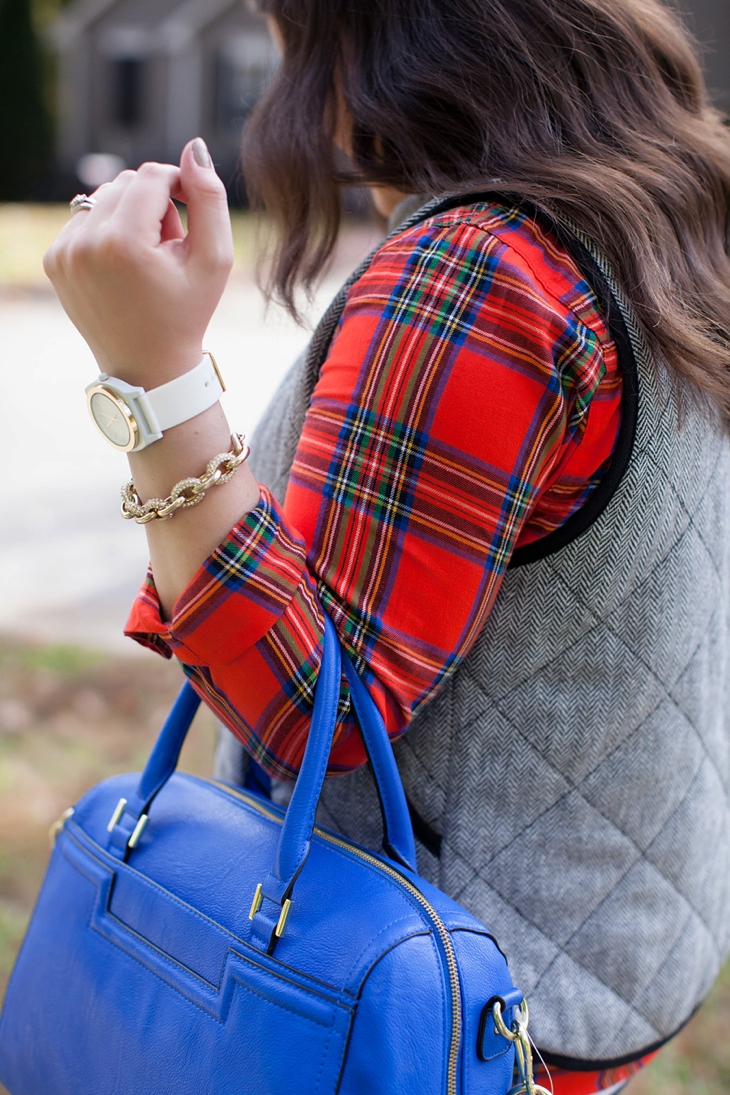 Flannel shirt, herringbone vest, cobalt blue bag | Fall style (2)