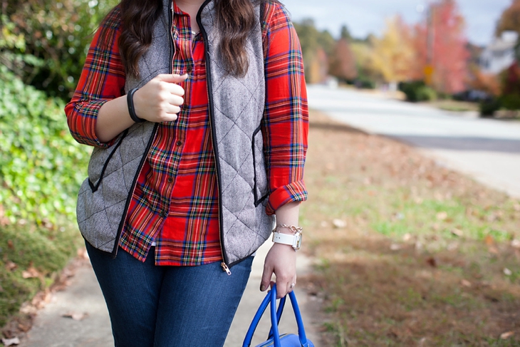 Flannel shirt, herringbone vest, cobalt blue bag | Fall style (3)