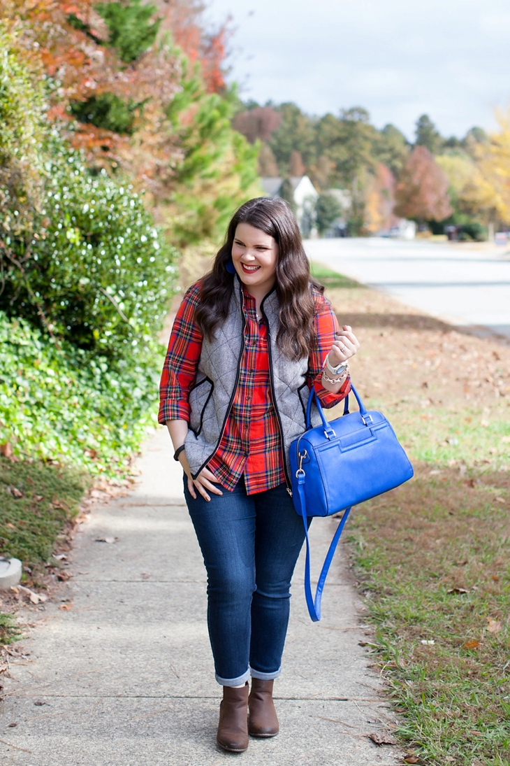 Flannel shirt, herringbone vest, cobalt blue bag | Fall style (6)