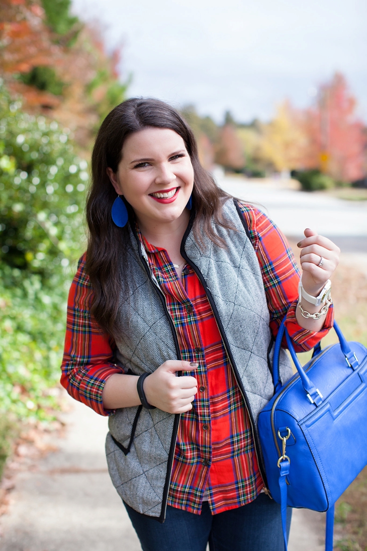 Flannel shirt, herringbone vest, cobalt blue bag | Fall style (7)