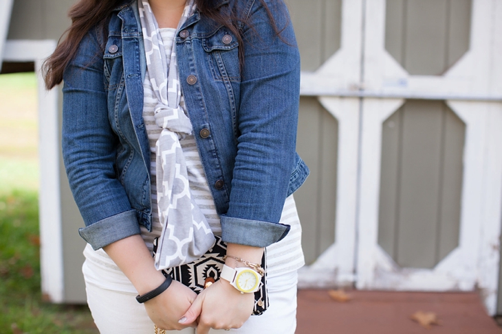 How to wear white jeans after Labor Day | White denim, denim jacket, grey scarf, brown booties | Fall style (4)