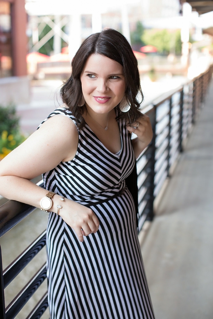 Striped maxi dress, black fringe bag - Maternity / Pregnancy Style (6)
