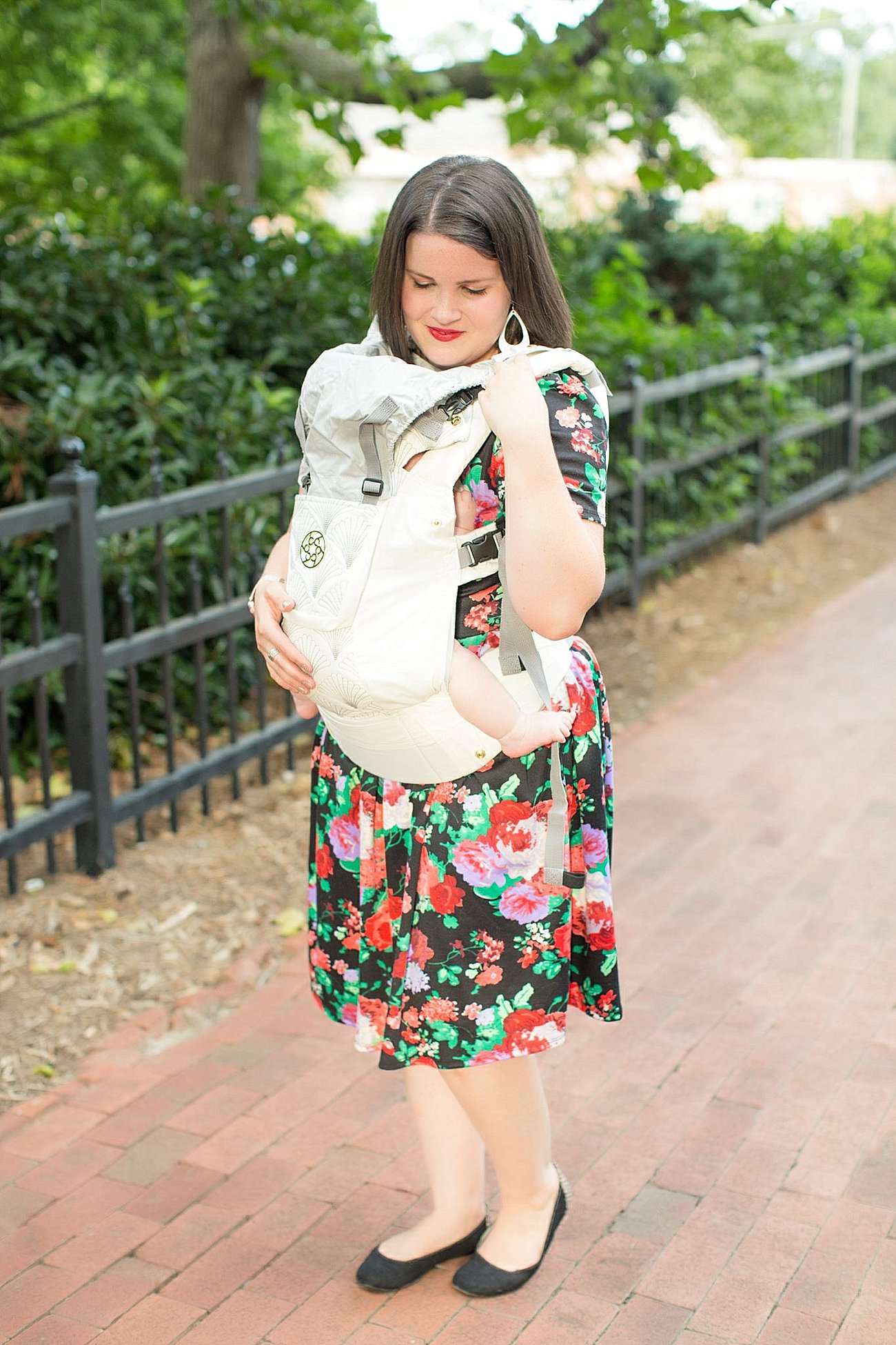 LulaRoe floral Amelia dress, Lillebaby Complete Embossed Luxe carrier in Brilliance, The Root Collective shoes, Kalencom "Berlin" Diaper Bag | North Carolina Fashion Blogger (9)