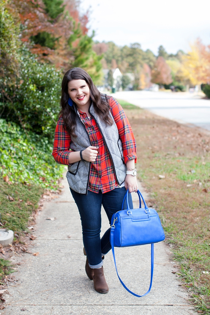 Flannel shirt, herringbone vest, cobalt blue bag | Fall style (1)