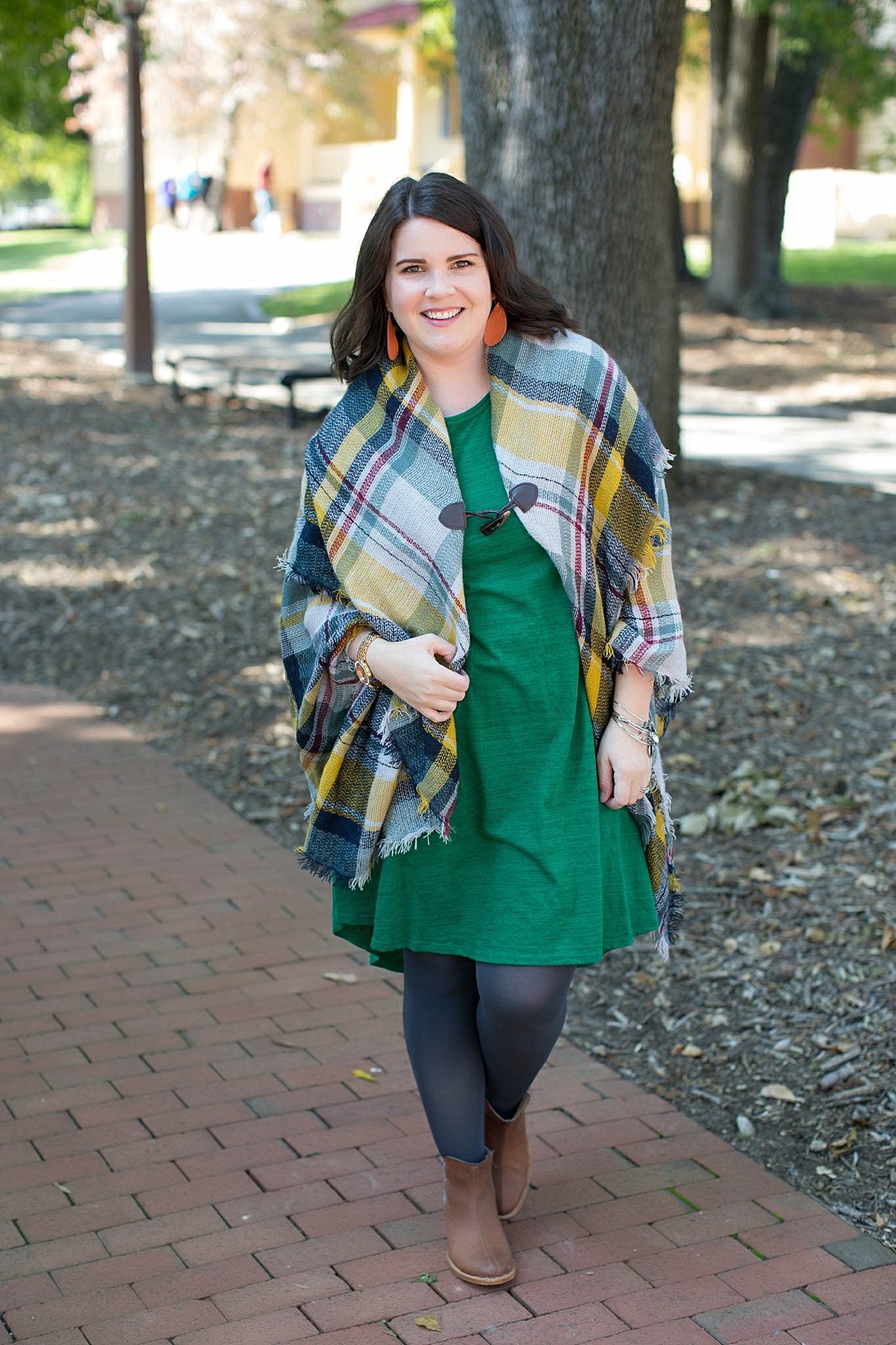 11 Ways to Wear a Blanket Scarf Toggle Poncho - How to Wear a Blanket Scarf Toggle Poncho (12)